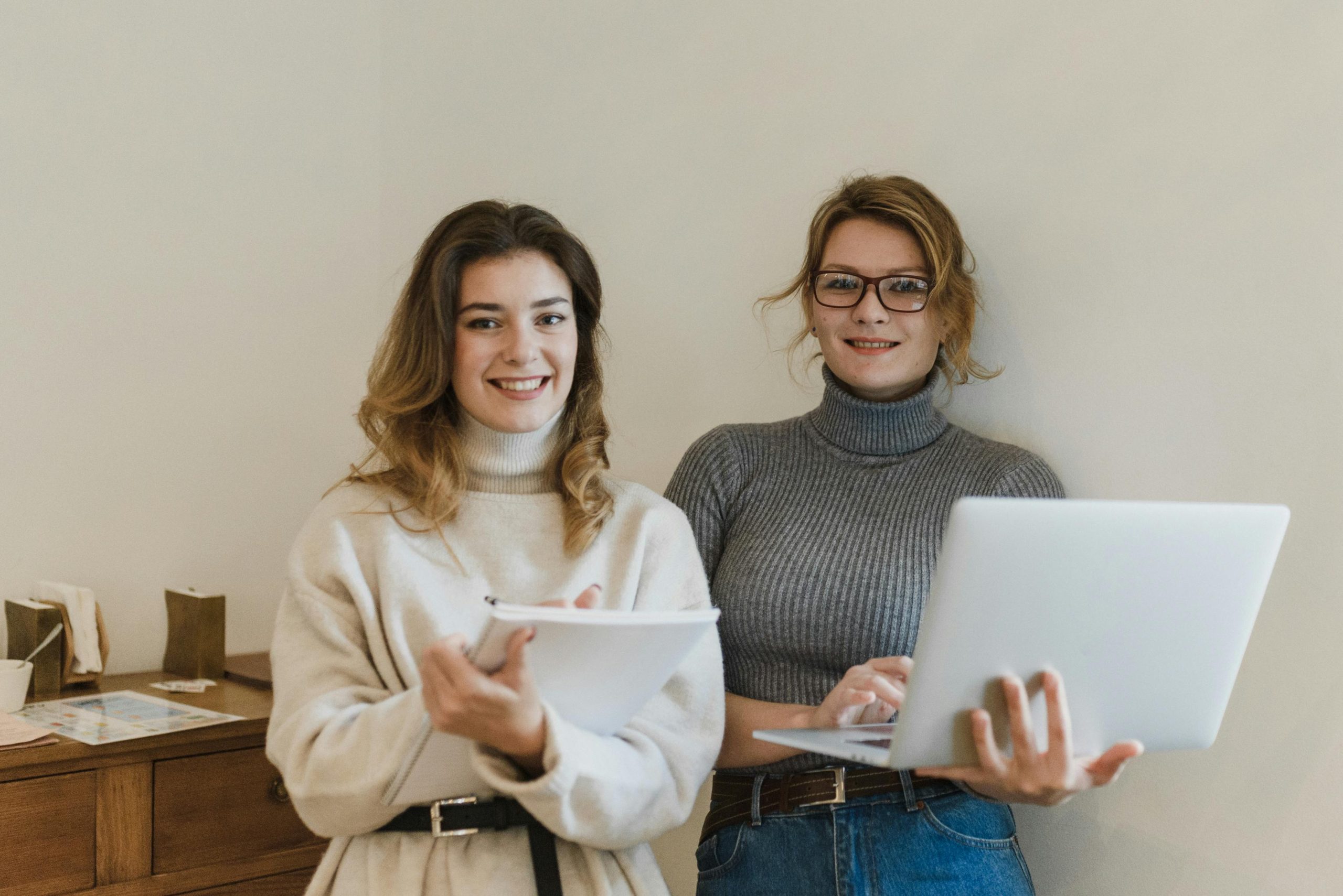 Side Hustles for Students to Make Extra Cash in 2025